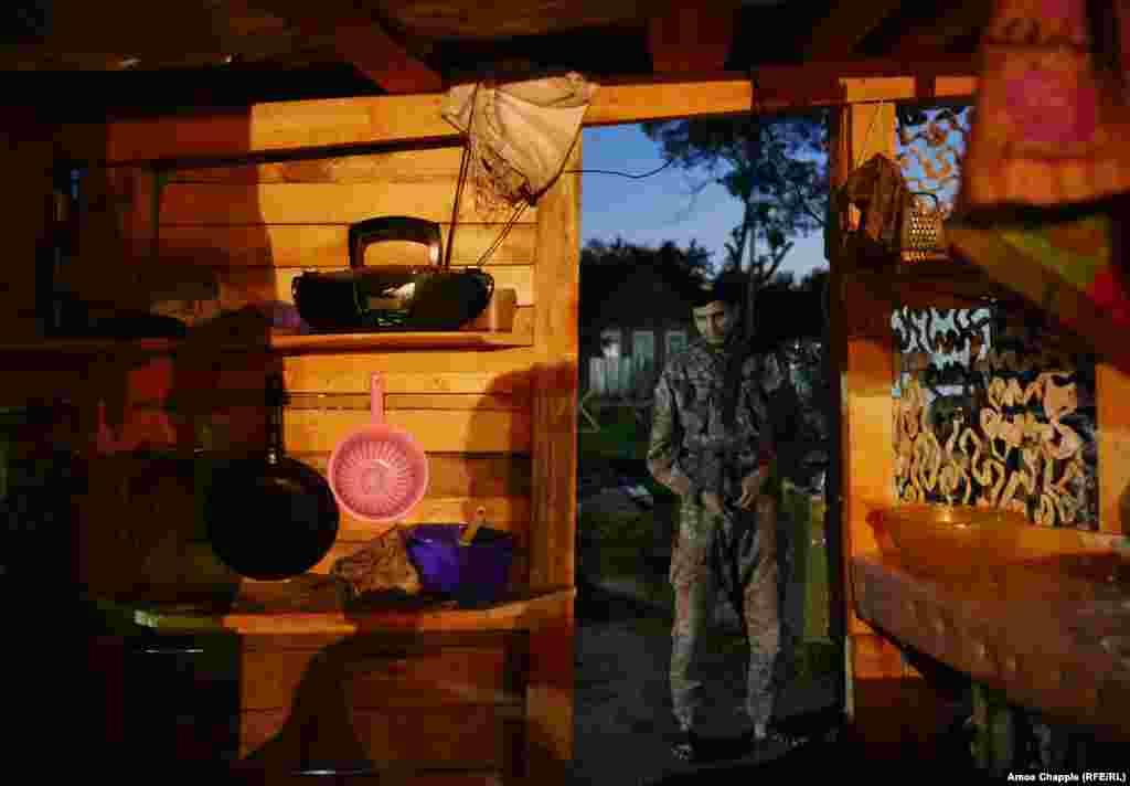 Поки блокада була у менш активній фазі, учасники облаштували у Бахмуті літню кухню і погріб, у якому запаслися консерваціями і салом. Їжу готують на «буржуйках». А електрику беруть від електричних стовпів – стверджують, що платять за лічильником.