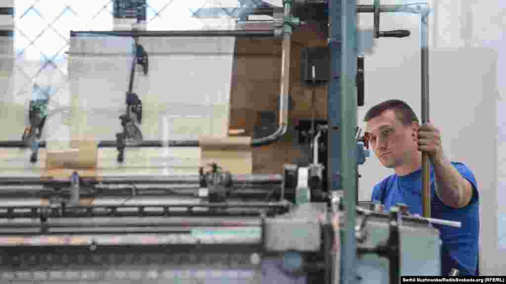 Цех із нанесення номеру виборчої дільниці. Номер на бюлетені наноситься способом високого друку захисною фарбою: з лицевої сторони вона буде чорною, а зі зворотної – червоною. Це такі ступені захисту, які кожна людина може перевірити одразу