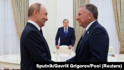 Президент России Владимир Путин (слева) приветствует спецпредставителя президента США Дональда Трампа Стива Виткоффа во время встречи в Москве, Россия, 6 августа 2025 года