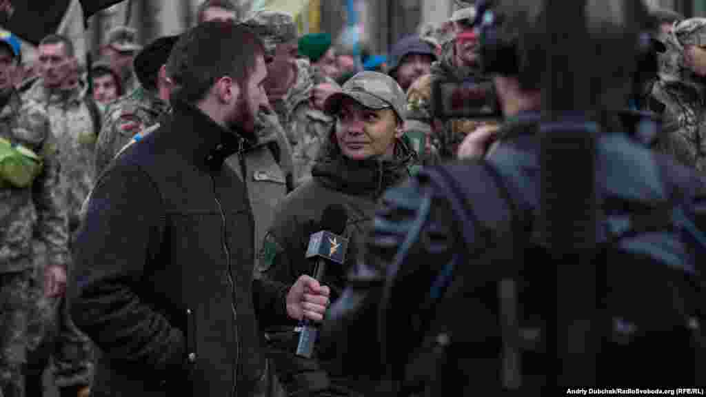 Кореспондент Радіо Свобода спілкується з учасниками маршу під час прямої трансляції  