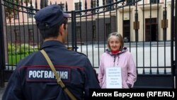 Наталья Мардиева проводит одиночный пикет