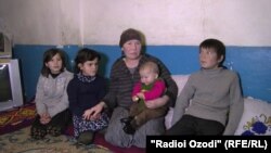 Робия Муродова бо кӯдаконаш