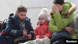 Сім'я з Маріуполя у пункті тимчасового розміщення у Безіменному. 1 травня 2022 року (ілюстраційне фото)