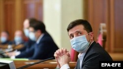 Президент України Володимир Зеленський у захисній масці на засіданні парлементу в березні 2020 року