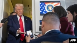 Președintele SUA, Donald Trump, discută cu jurnaliștii la bordul Air Force One, pe drumul de întoarcere în SUA. 30 octombrie 2025.