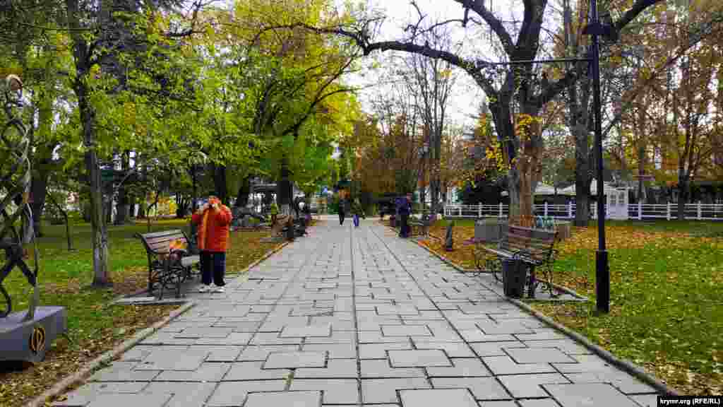 В январе 1918 года гостиница служила штабом красногвардейских отрядов, установивших в городе советскую власть. В феврале – марте 1918-го в ней располагался комиссариат по военным делам и борьбе с контрреволюцией, а в апреле 1919 года – штаб Заднепровской Советской стрелковой дивизии во главе с комдивом Павлом Дыбенко. После войны в 1944 году гостиница была разрушена