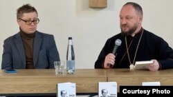 Дослідник Володимир Мороз і єпарх Мукачівської греко-католицької єпархії владика Теодор на презентації книжки