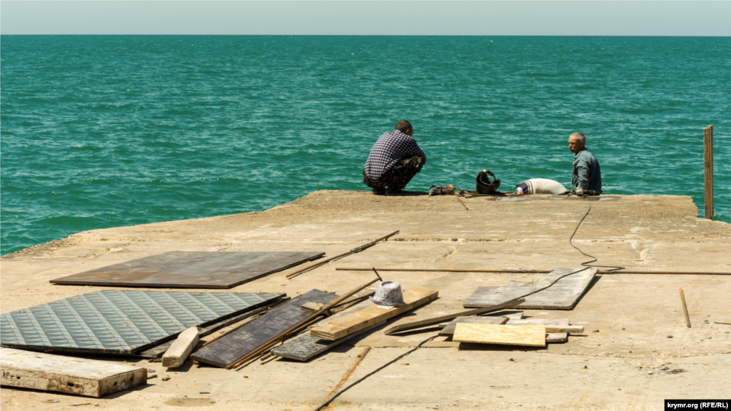 На старом пирсе что-то ремонтировали 
