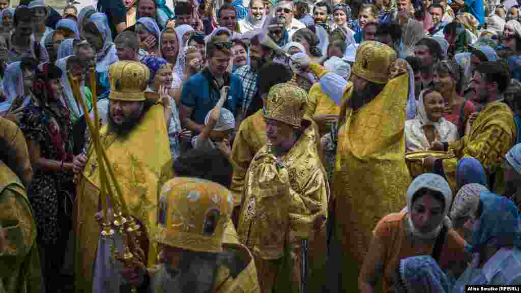 После этого они снова вышли на крестный ход вокруг храма с новой иконой Божией Матери, которую в честь праздника подарили собору