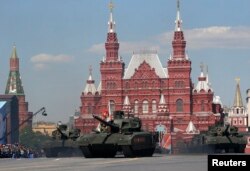 Tanku Armata T-14 gjatë parakalimit në Ditën e Fitores më 2016.