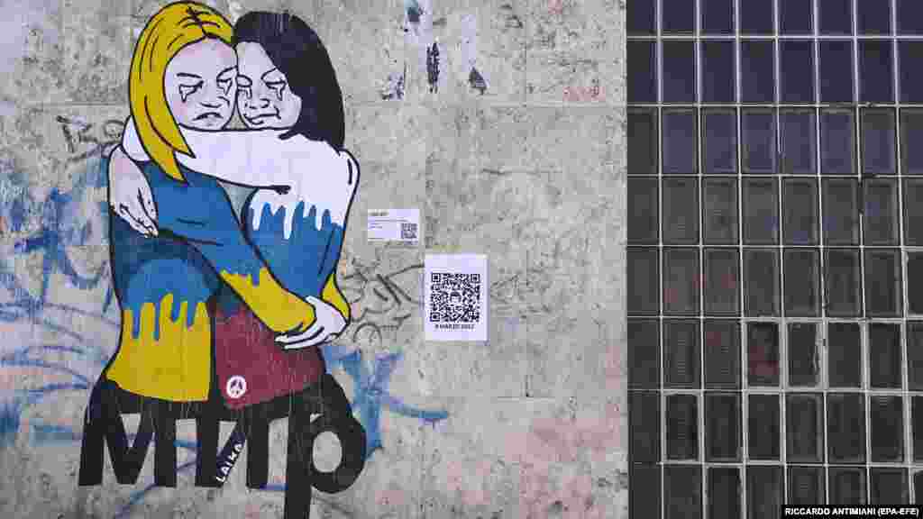 Мурал у Римі (Італія), намальований художницею Laika до 8 березня. На традиційній хресній ході перед Великоднем під головуванням папи Римського Франциска, хрест несли українка та росіянка, які уже два десятиліття живуть в Італії. На думку Ватикану, це символізувало примирення народів. Це викликало несприйняття в Україні, зокрема і серед духовенства, оскільки «жертва не може примиритися з катом, який її убиває».