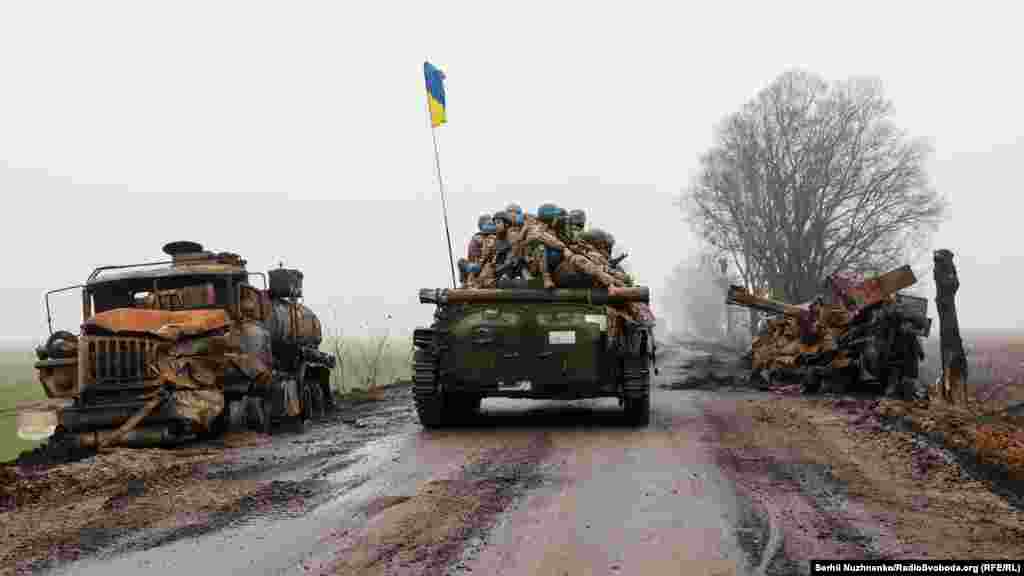 Коли Росія не змогла захопити Київ ні за три дні, як спочатку планувала, ні за місяць, а натомість понесла величезні втрати, українські Сили оборони почали з боями витісняти розбиті російські підрозділи за межі кордонів Київської та Чернігівської областей. Розбита російська техніка обабіч дороги, якою рухаються українські військові. Чернігівщина, початок квітня 2022 року