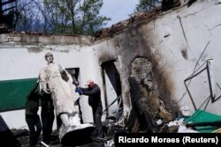 Пошкоджений пам’ятник українському філософу Григорію Сковороді внаслідок російського ракетного удару по Національному музею Григорія Сковороди в селі Сковородинівка на Харківщині, 7 травня 2022 року