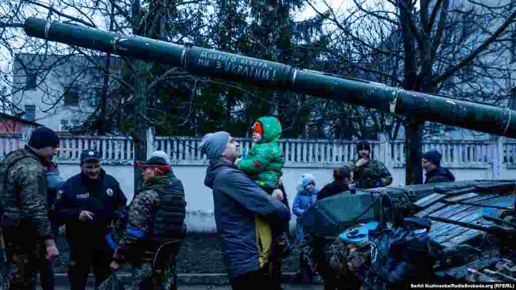 На початку квітня 2022 року Збройні сили України звільнили Сумщину та Чернігівщину від російської окупації. Підрозділи ЗСУ рейдовим маршем пройшли до кордонів України. Тоді разом із 8-м окремим гірсько-штурмовим батальйоном 10-ї окремої гірсько-штурмової бригади «Едельвейс» вирушили у рейд і кореспонденти Радіо Свобода Мар’ян Кушнір та Сергій Нужненко. На фото момент звільнення Чернігівської області з-під російської окупації