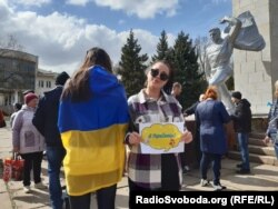У Новотроїцькому певні, що росіянам не вдасться «промити» мізки місцевим жителям
