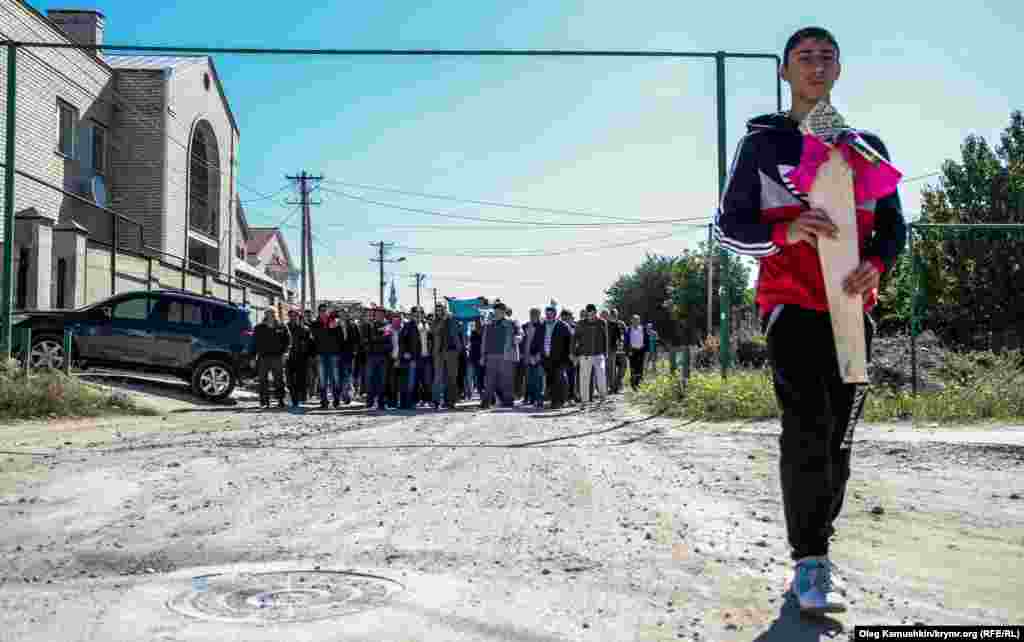 Табуты с телами умерших несли на руках практически полтора километра