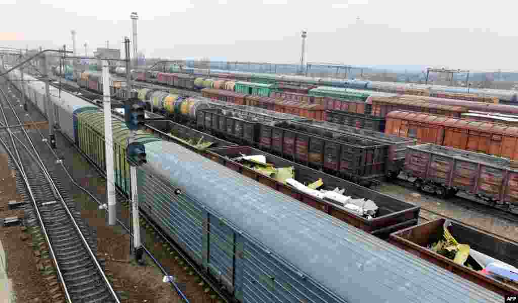 Залізничні вагони з уламками збитого 17-го липня  літака Malaysia Airlines MH17 чекають на відправку до Нідерландів. Харків, 24 листопада 2014 року