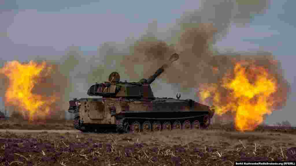 «На Изюмском направлении противник сосредотачивал основные усилия на подготовке к продолжению наступления на направлениях Изюм – Барвенково и Изюм – Славянск. В целях усиления группировки, с территории РФ враг передислоцировал две батальонные тактические группы из состава 35-й общевойсковой армии в определенные районы. Совершал артиллерийские обстрелы позиций подразделений Сил обороны Украины», – говорится в сообщении.