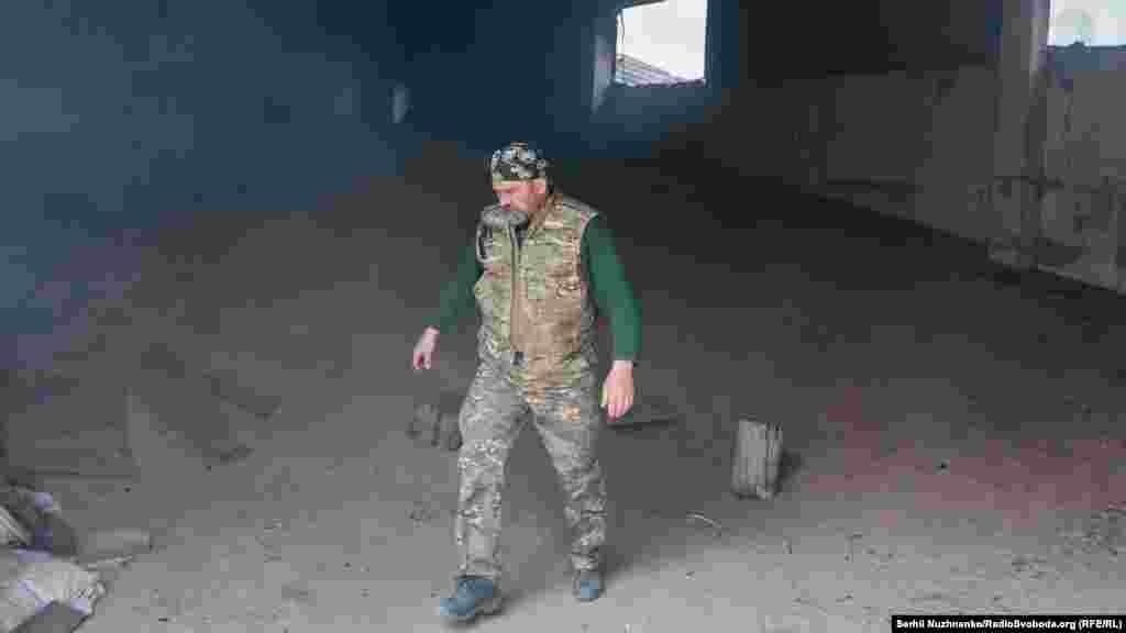 Військовий добровольчого підрозділу ЗСУ «Карпатська Січ» Андрій заходить у зерносховище сільськогосподарського підприємства, пошкодженого під час артобстрілу російською армією. Харківська область, 2 травня 2022 року