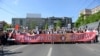 Участники манифестации несли сербские и российские флаги и заглавную букву «Z» – символ российской агрессии против Украины