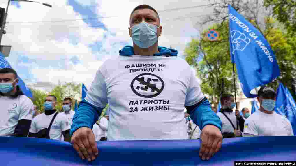 Опівдні розпочався «Марш проти фашизму «Вони не пройдуть», який організували активісти молодіжної організації партії ОПЗЖ «Патріоти – за життя». Учасники акції пройшли від Європейської площі до Національного музею історії України у Другій світовій війні