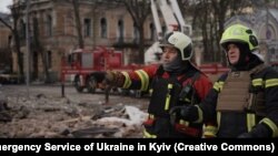 За даними КМДА, рятувальні підрозділи демонтували зруйновані плити перекриття, розчистили завали, демонтували аварійні конструкції (на фото: рятувальники на місці влучання в Києві, 1 січня 2025 року)