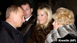 Президент Росії Володимир Путін розмовляє з Людмилою Нарусовою (праворуч), вдовою екс-мера Петербурга Анатолія Собчака, та його дочкою – Ксенією, 29 листопада 2003 рік