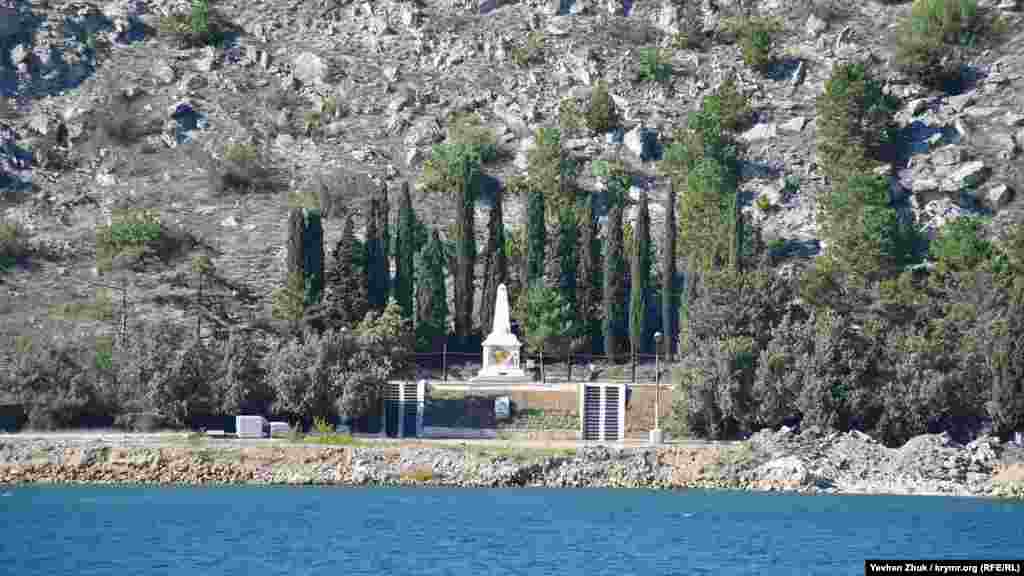 На берегу – памятник защитникам арсенала. 25 июня 1942 года краснофлотец Чикаренко взорвал штольню, похоронив под ее обломками около 200 немецких солдат. Также под завалами были погребены советские воины