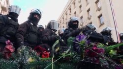 Праворадикали принесли похоронні вінки на Банкову – відео Праворадикали принесли похоронні вінки на Банкову – відео