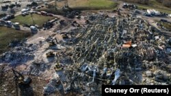 Загальний вигляд пошкоджень та уламків свічкової фабрики після руйнівного торнадо в Мейфілді, штат Кентуккі, США, 11 грудня 2021 року