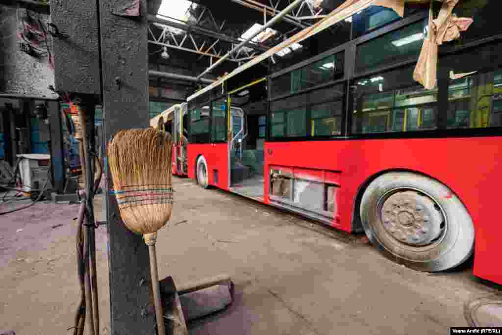 Generalni direktor i radnici fabrike uveravaju da su „Ikarbusovi“ autobusi ne samo kvalitetni već i znatno jeftiniji od onih nabavljenih iz drugih država. 