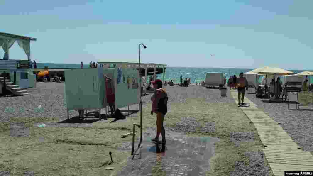 На пляже, с интервалами в 200-300 метров, работают бесплатные души. В других приморских населенных пунктах бесплатно такая услуга в этом году пока не встречалась. Лежаки на «Палубе» предлагают в аренду за 100 рублей (38 гривен), с матрасом – за 150 рублей (57 гривен). Это самые низкие расценки, которые мы встречали на крымском побережье