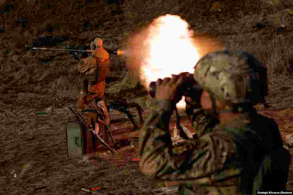 Військовослужбовець батальйону «Карпатська Січ» стріляє із РПГ на лінії фронту поблизу Кремінної. Луганська область, 3 січня 2023 року.   «Ця війна повністю відрізняється від громадянської війни у нас в Колумбії. Їх неможливо порівнювати. Тут застосовується багато артилерії. Росіяни атакують нас ракетами, касетними бомбами. Тому тут все по-іншому. Тож, ми даємо відсіч, намагаючись вижити та прогнати росіян із України», – сказав агенції Reuters Хуан Пабло Уртадо Латорре іноземний доброволець батальйону «Карпатська Січ» із Колумбії