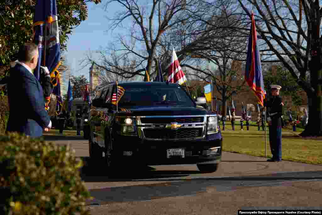 Кортеж із президентом України Володимиром Зеленським під'їжджає до Білого дому, Вашингтон, 21 грудня 2022 року