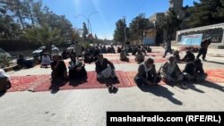 د پښین لسګونه اوسېدونکي د بلوچستان اسمبلۍ مخې ته ورغلي دي - د نومبر ۲۶مې انځور.