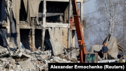 Рабочие разбирают завалы после удара по Макеевке, 3 января 2023 года