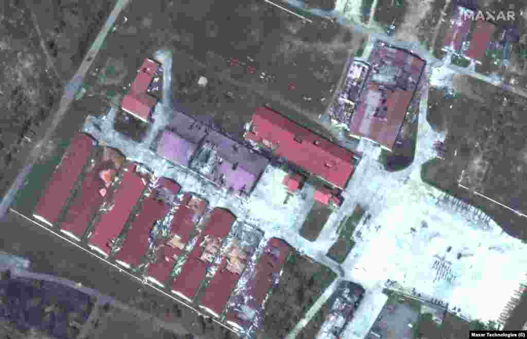 Ось так ці ж сільськогосподарські будівлі в Яковлівці виглядали на супутниковому знімку від 1 серпня 2022 року. Satellite image ©2023 Maxar Technologies