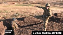 Інструктор полку імені Кастуся Калиновського Микола Молоков пояснює, яке завдання має виконати новобранець на полігоні