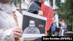 მოკლული უფლებადამცველის, ვიტალი საფაროვის ოჯახის და ახლობლების აქცია სააპელაციო სასამართლოს წინ, 2022 წლის 8 დეკემბერი.