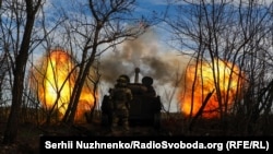 Украинские военные ведут огонь по российским позициям