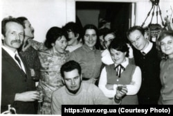 На фото: В'ячеслав Чорновіл, Стефанія Шабатура, Марія Савка-Качмарик, Юрій Шухевич (другий справа)