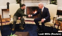 Президент України Володимир Зеленський (ліворуч) і президент США Джо Байден під час зустрічі в Білому домі. Вашингтон, 21 грудня 2022 року