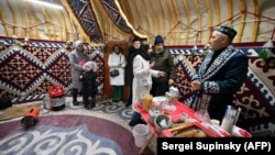 Первая «Юрта несокрушимости» была открыта в городе Буче под Киевом 6 января благодаря поддержке мецената из Казахстана и помощи казахской диаспоры. Вторая откроется в Киеве