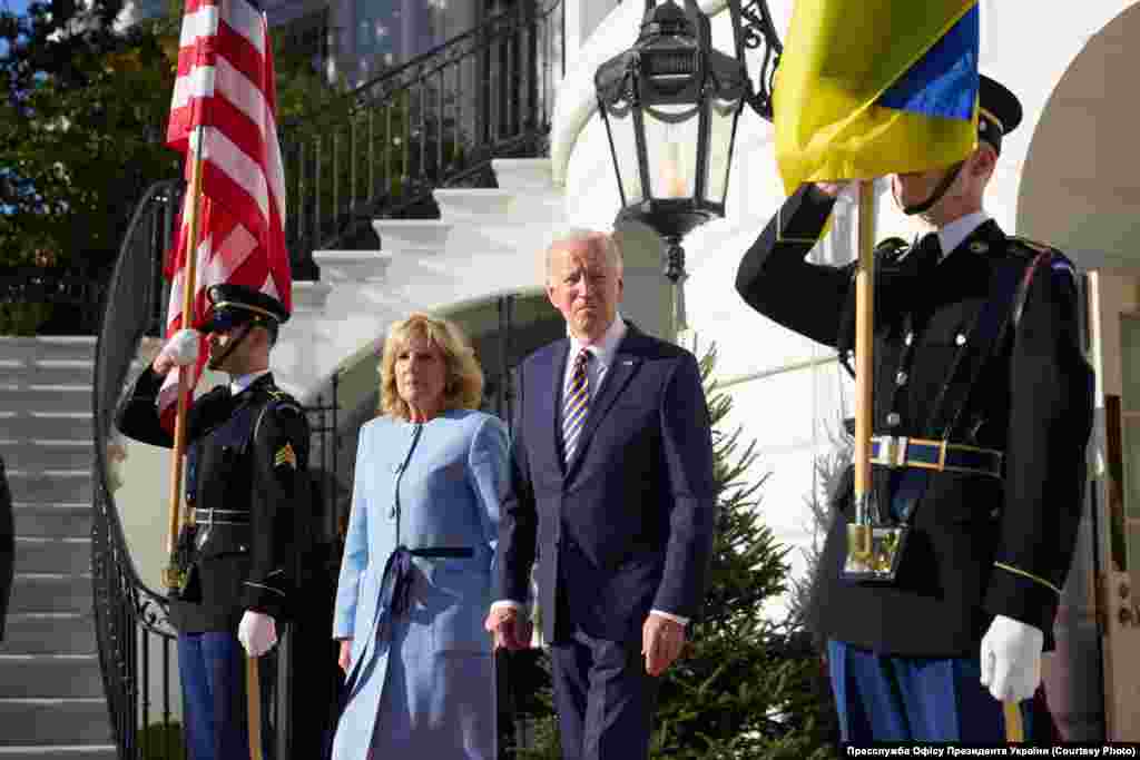 Президентська пара Сполучених Штатів Америки в очікуванні президента України Володимира Зеленського перед Білим домом, Вашингтон, 21 грудня 2022 року