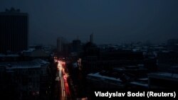 В «Укренерго» звертають увагу, що компанія доводить до обленерго ліміти споживання щодо кожної області, перевищувати який не можна, а обленерго самостійно визначає види відключень – аварійні або планові 