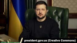 Але, за його словами Володимира Зеленського, енергетики роблять «справді героїчні речі», відновлюючи за тижні те, що вимагало б місяців роботи.