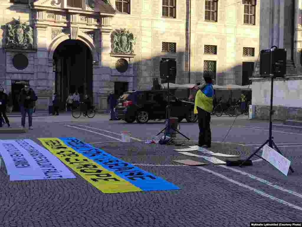 «Починаються вирішальні місяці цієї війни... Тому зараз, як ніколи, нам потрібна подальша увага європейської громадськості, європейських політиків, та подальша військова підтримка, важка зброя, щоб наші Збройні сили України змогли нарешті перемогти агресора»,  – заявила одна з організаторок заходу Дарія Онищенко