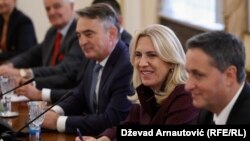 Članovi Predsjedništva BiH Denis Bećirović (prvi zdesna), Željka Cvijanović i Željko Komšić formalno predlažu budžet BiH Parlamentarnoj skupštini.