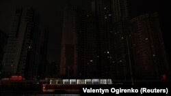 Аварійне відключення застосовують через стрімке зростання дефіциту потужності. На фото - Київ після останньої масованої атаки 23 листопада