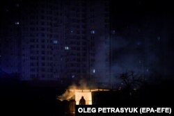 Київ в умовах величезного дефіциту електроенергії, що виник внаслідок багаторазового масованого цілеспрямованого обстрілу Росією енергетичної інфраструктури України. 28 листопада 2022 року